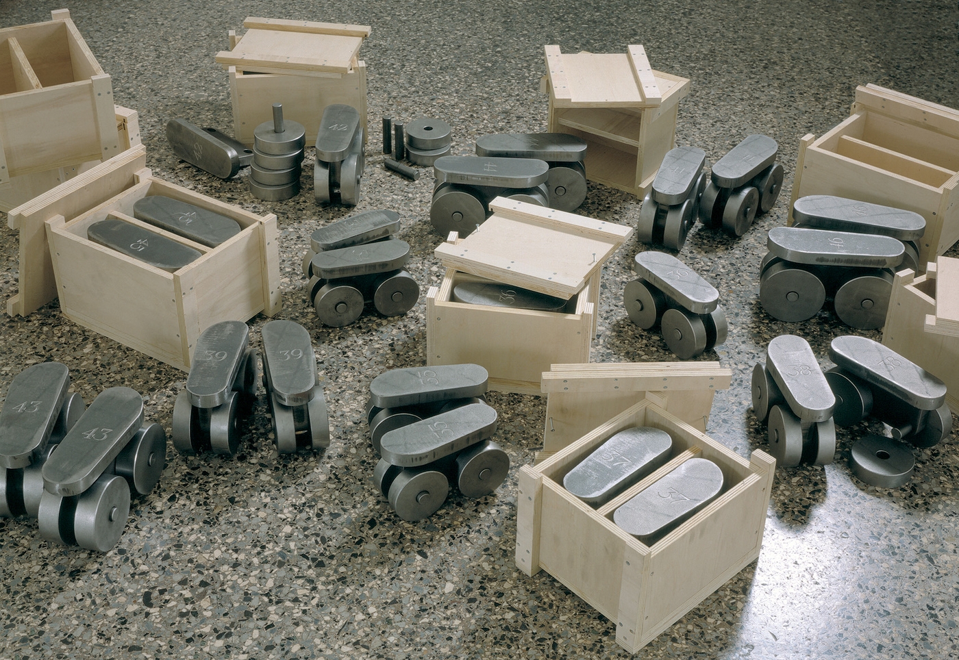 A prova di scemo (13 diversi esemplari dal nº34 al nº46), Installazione alla Galleria Salvatore Galliani, Genova 1995, Photo © Antonio Maniscalco