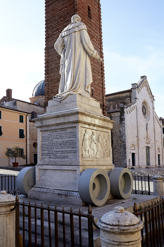 Leopoldo, Piazza del Duomo, Pietrasanta, Photo © Bart Herreman