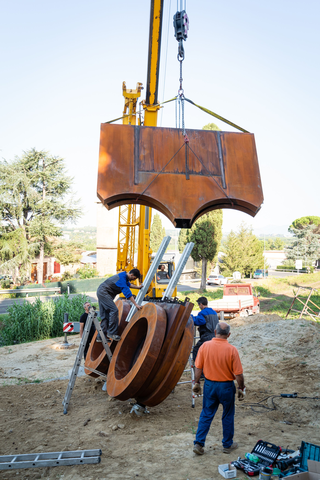 Centrifugo, Lifting of the upper body for the assembly of the two parts, Photo © Andrea Testi