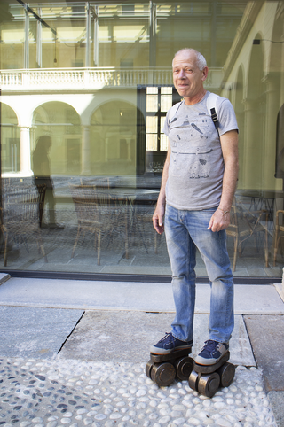 A prova di scemo (autoritratto), Portrait of Daniel Fuss on roller skates, Photo © Umberto Cavenago