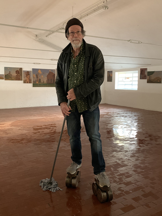A prova di scemo (autoritratto), Portrait of Chris Terzi on roller skates during the installation of his exhibition Donne insolite at Riss(e) a Varese (30 octobre - 5 december 2021), Photo © Umberto Cavenago
