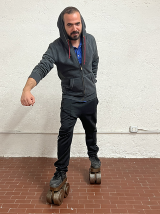 A prova di scemo (autoritratto), Portrait of Filippo Soli on roller skates, Photo © Umberto Cavenago