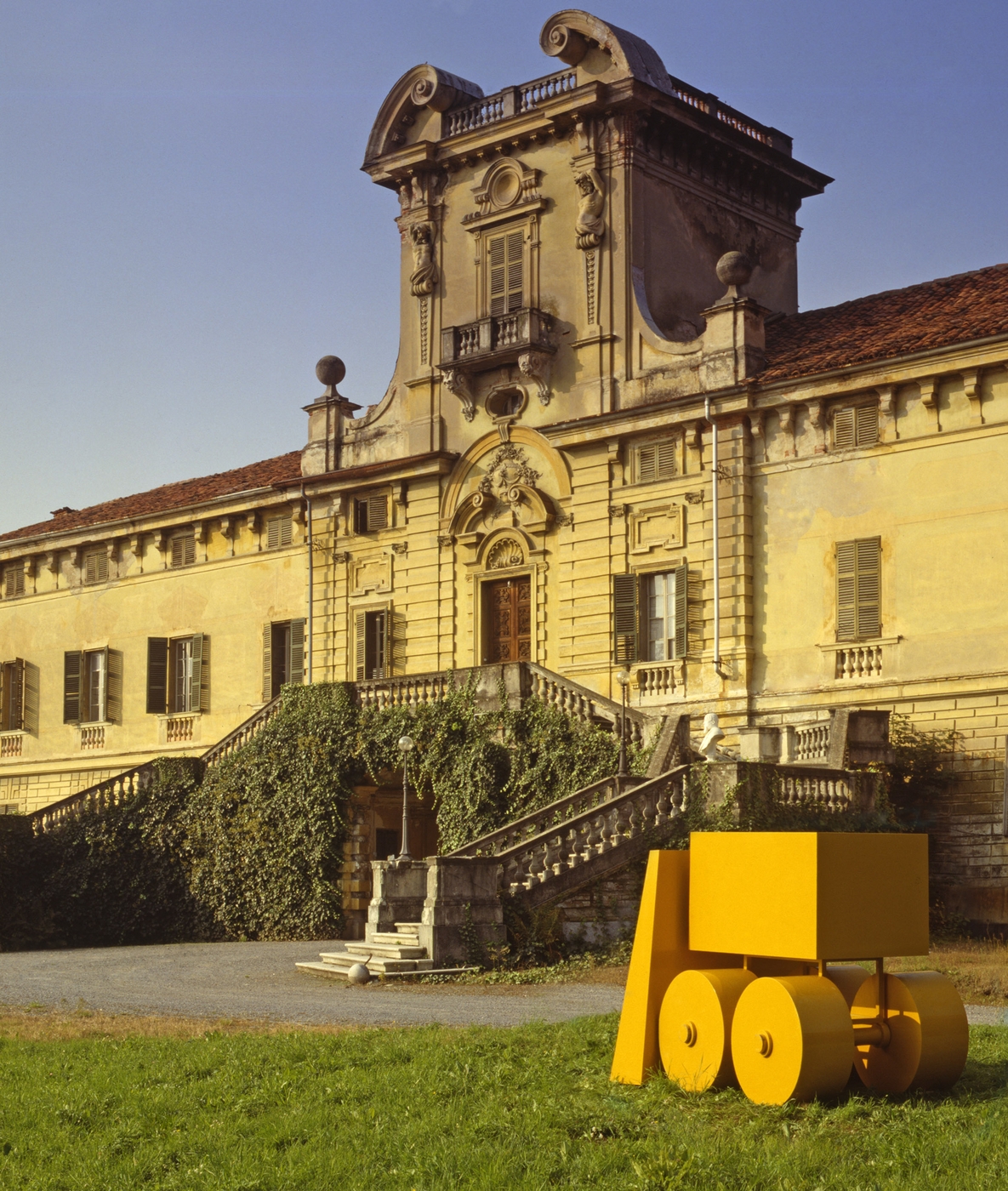 Veicolo giallo, Installazione al Castello di Rivara, Photo © Studio Blu